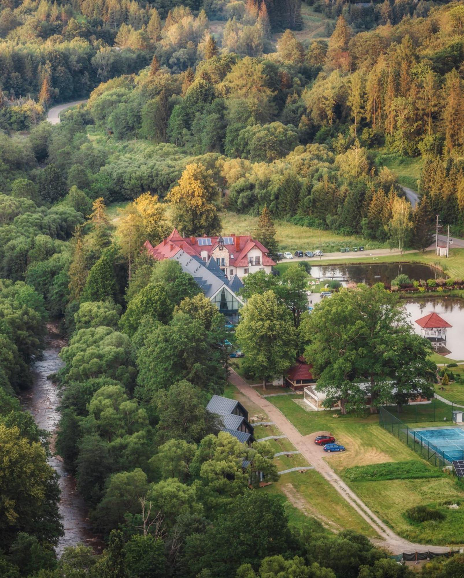 Carynska Resort & Spa Lutowiska Buitenkant foto